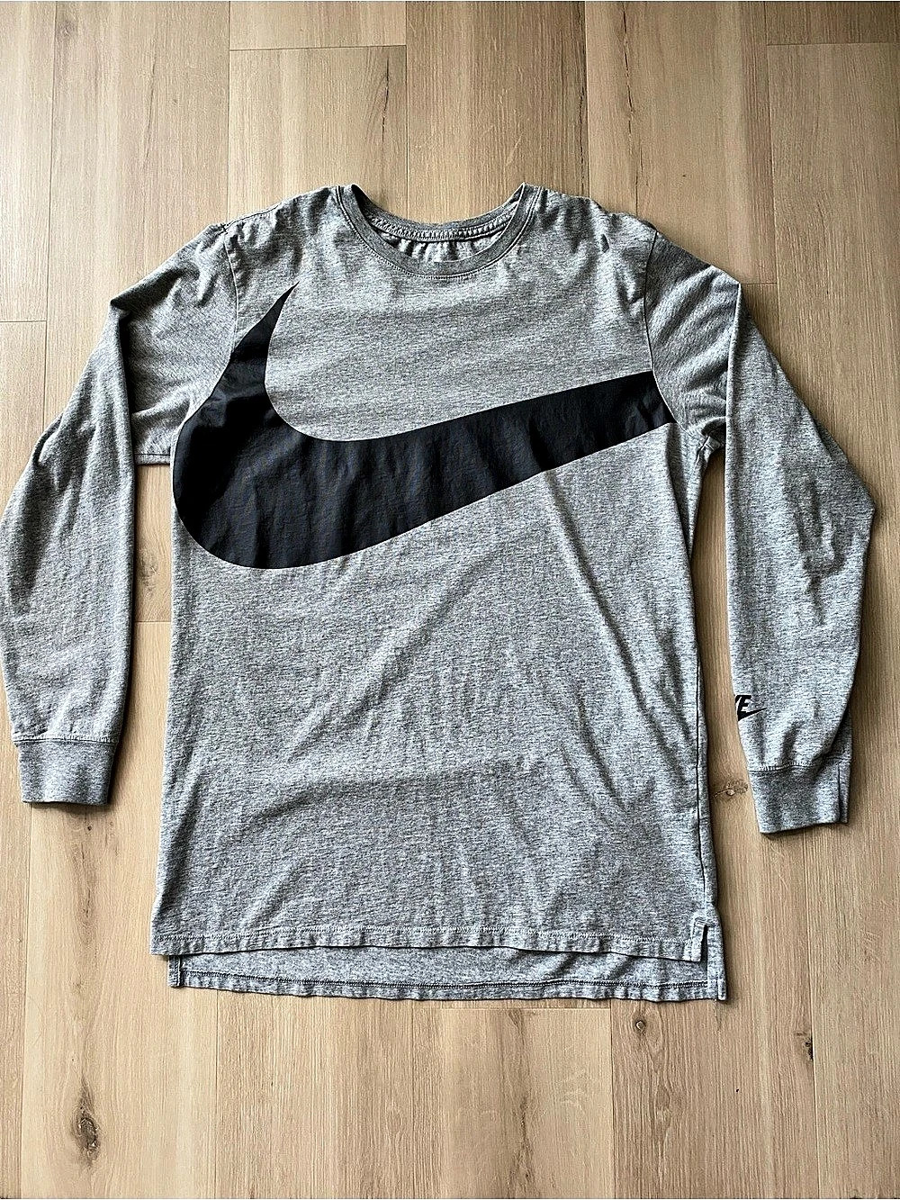 Nike Sportswear Big Swoosh Long-Sleeve T-Shirt Gray size Medium